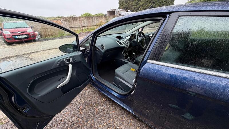 2012 Ford Fiesta — photo 14