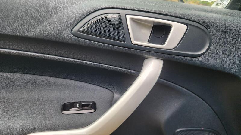 2012 Ford Fiesta — photo 47