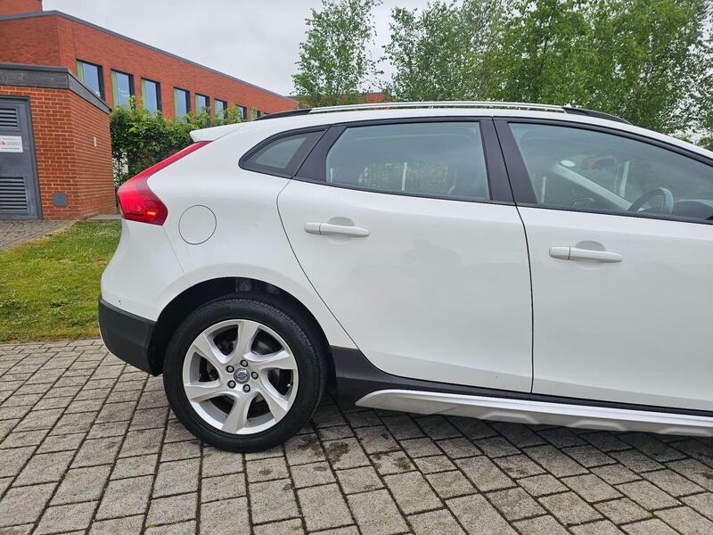 Volvo V40 Cross Country view 6