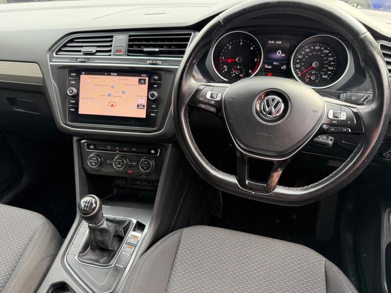 Volkswagen Tiguan Allspace view 2