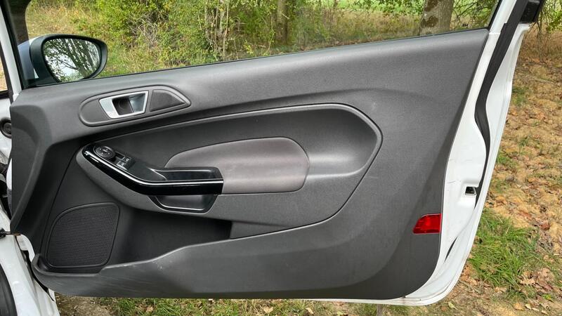 2015 Ford Fiesta — photo 46