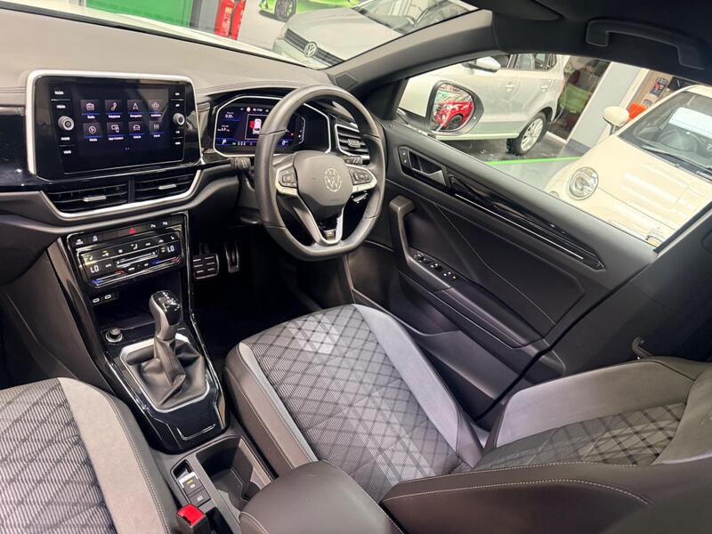 Volkswagen T-Roc view 3