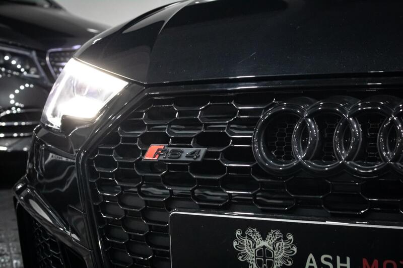 Audi RS4 view 4
