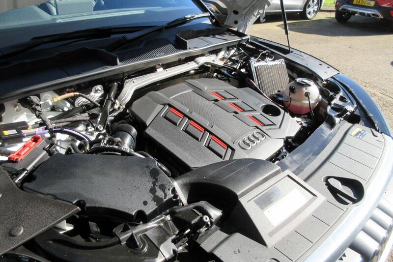 Audi SQ5 view 16