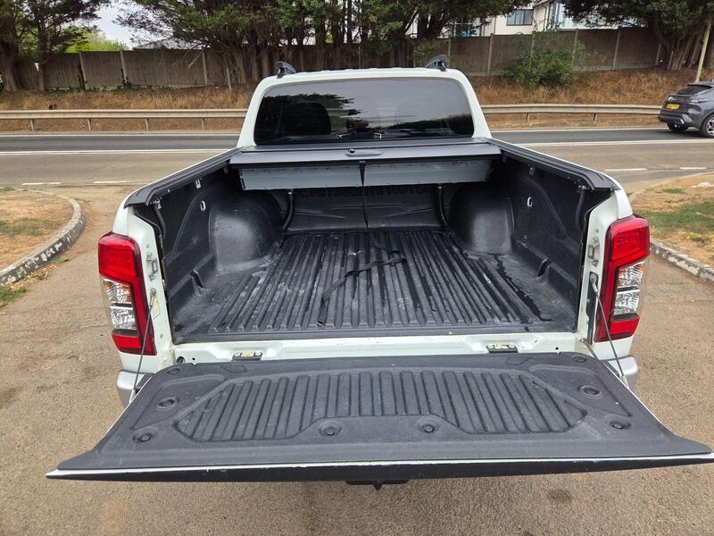 Mitsubishi L200 view 3