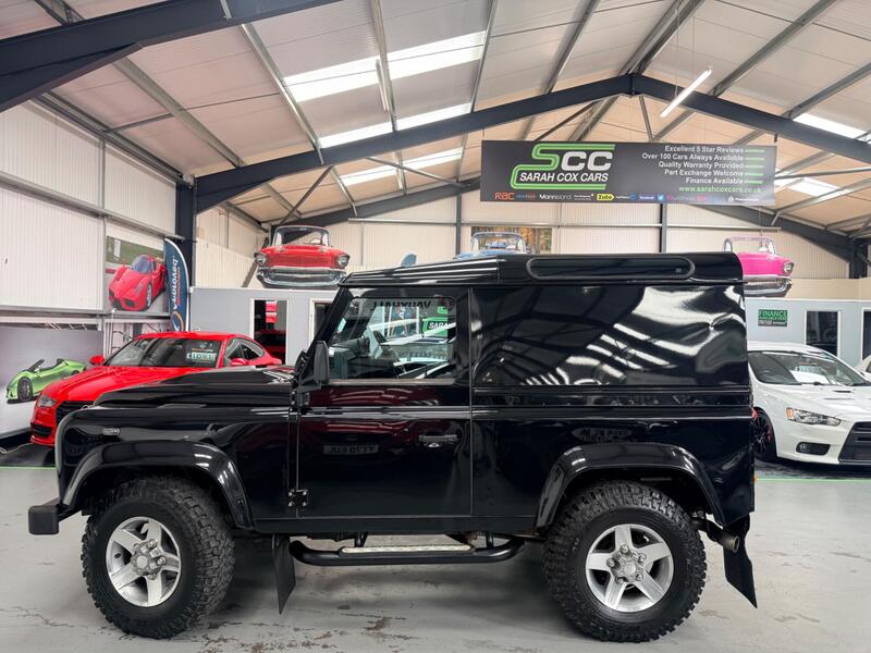 Land Rover Defender 90 view 7
