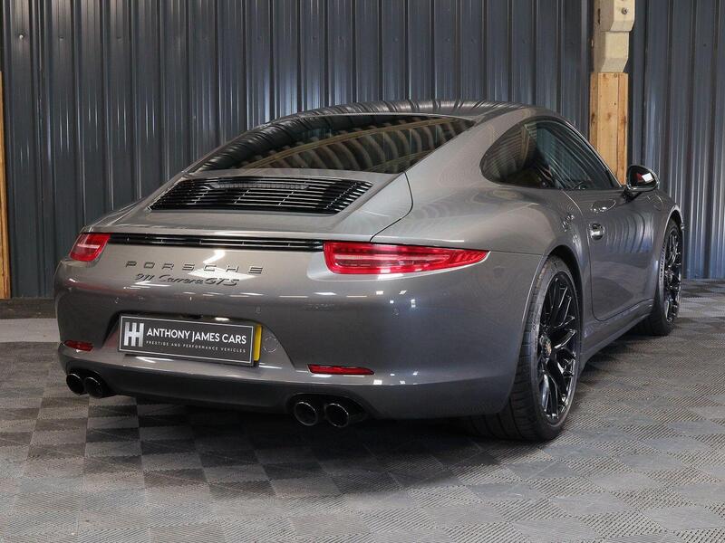 Porsche 911 view 34