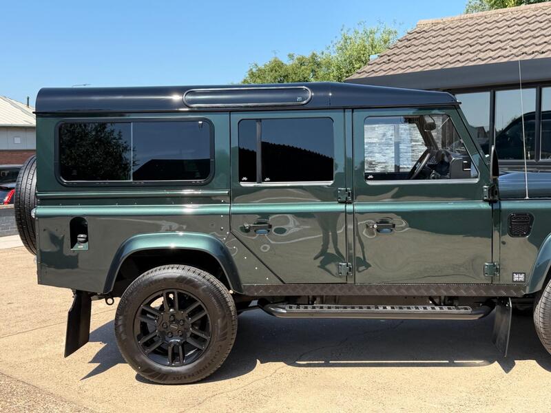 Land Rover Defender 110 view 5