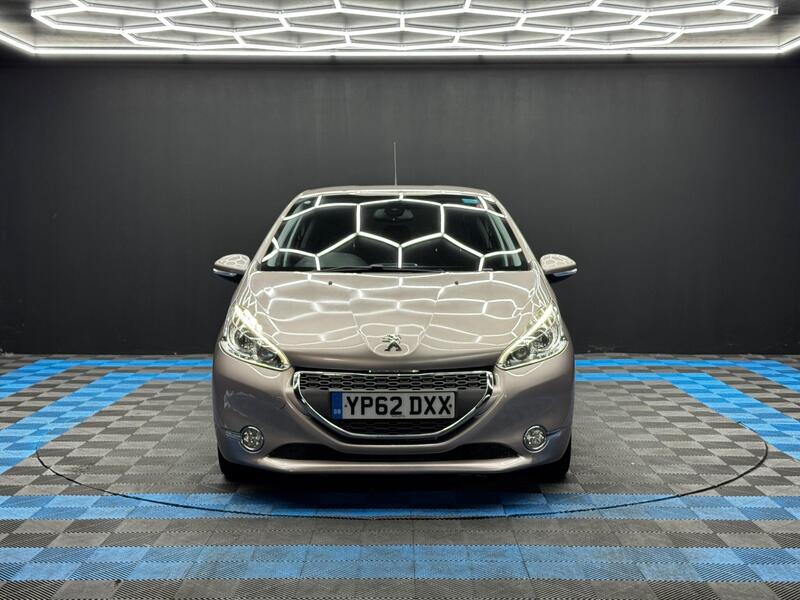 Peugeot 208 view 2
