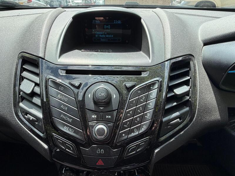 2013 Ford Fiesta — photo 14