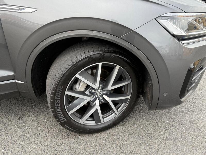 Volkswagen Touareg view 2