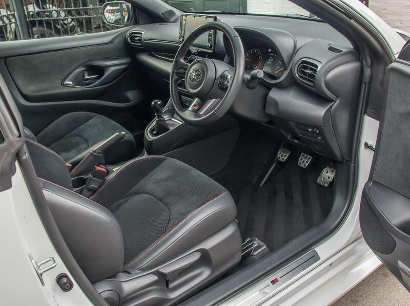 Toyota Yaris view 3