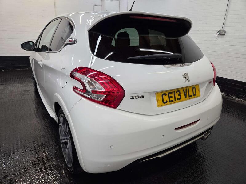 Peugeot 208 view 4