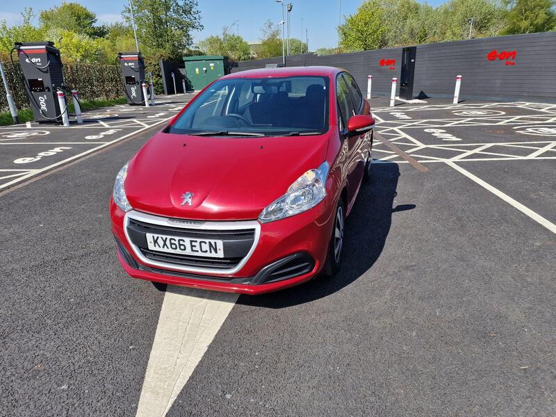 Peugeot 208 view 2