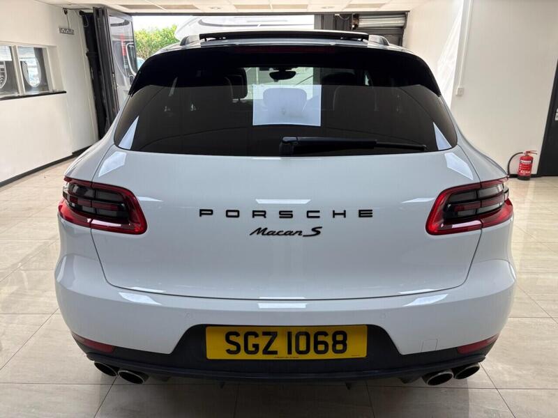 Porsche Macan view 4