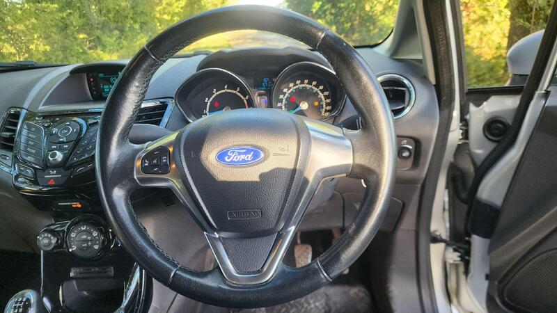 2015 Ford Fiesta — photo 27