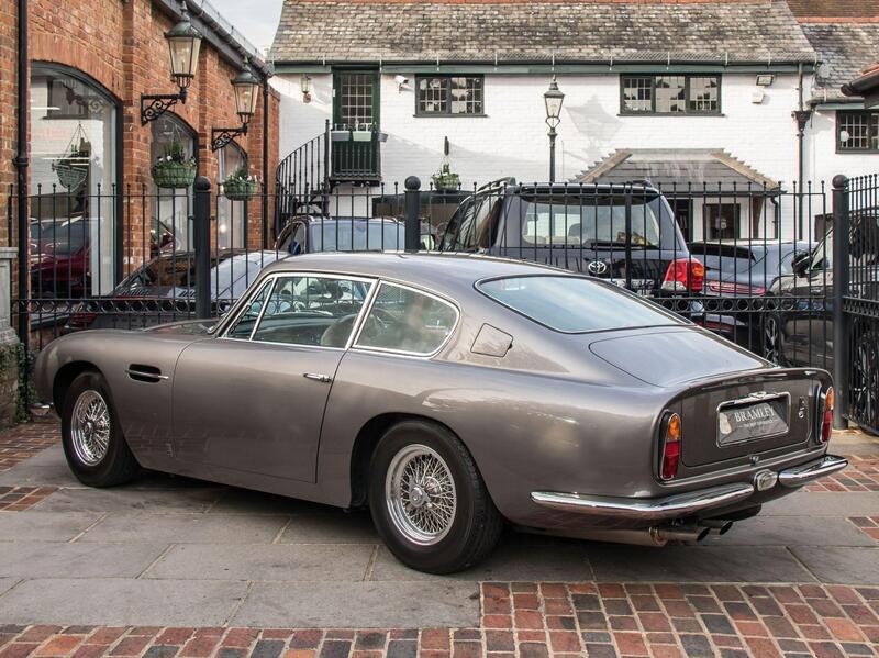 Aston Martin DB6 view 7
