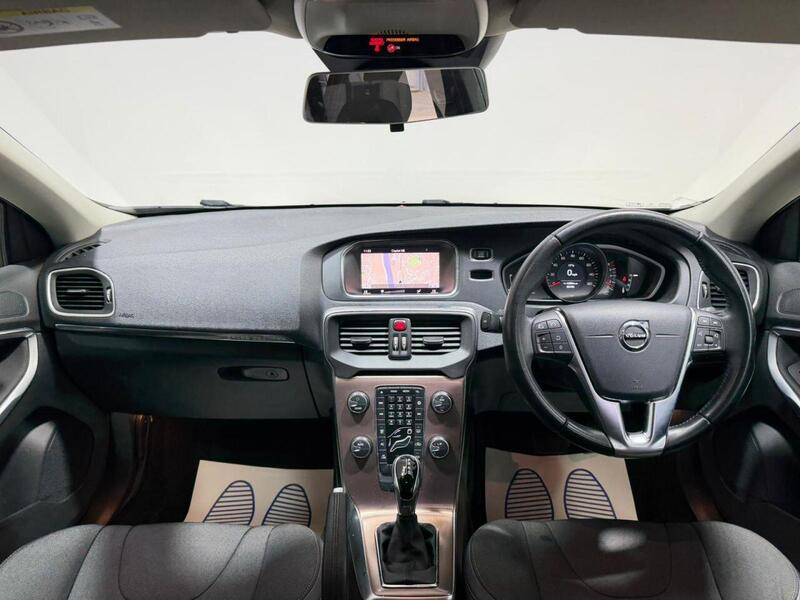 Volvo V40 Cross Country view 4
