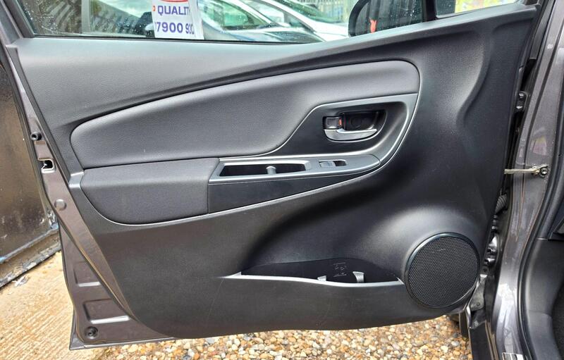 Toyota Yaris 1.5 VVT-h Design E-CVT Euro 6 (s/s) 5dr thumbnail 18