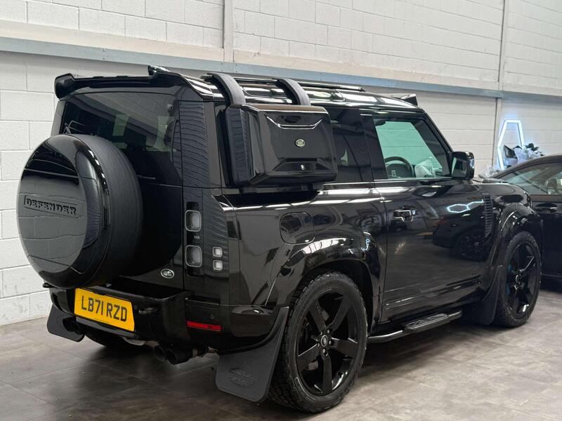 Land Rover Defender 90 view 6