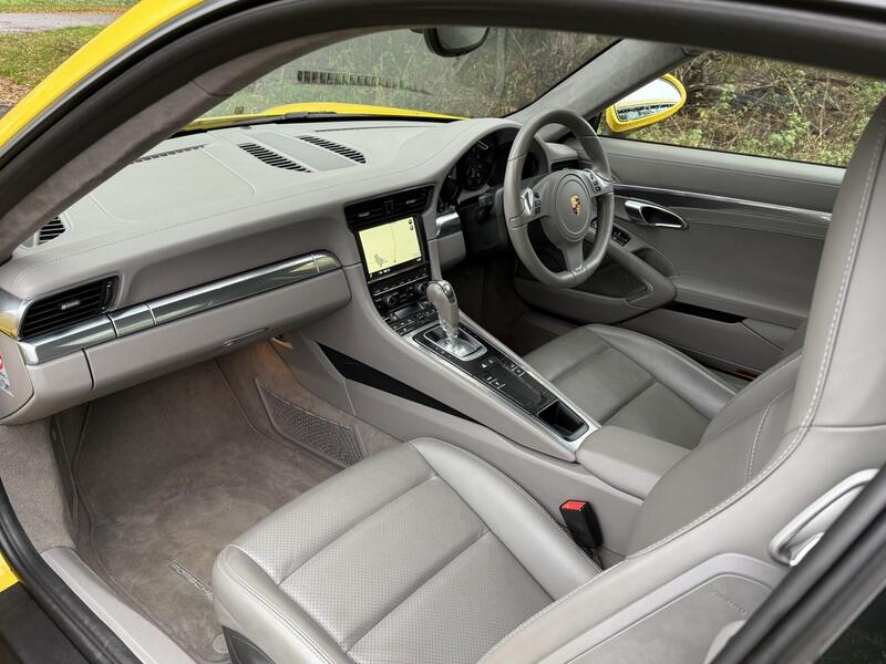 Porsche 911 view 10