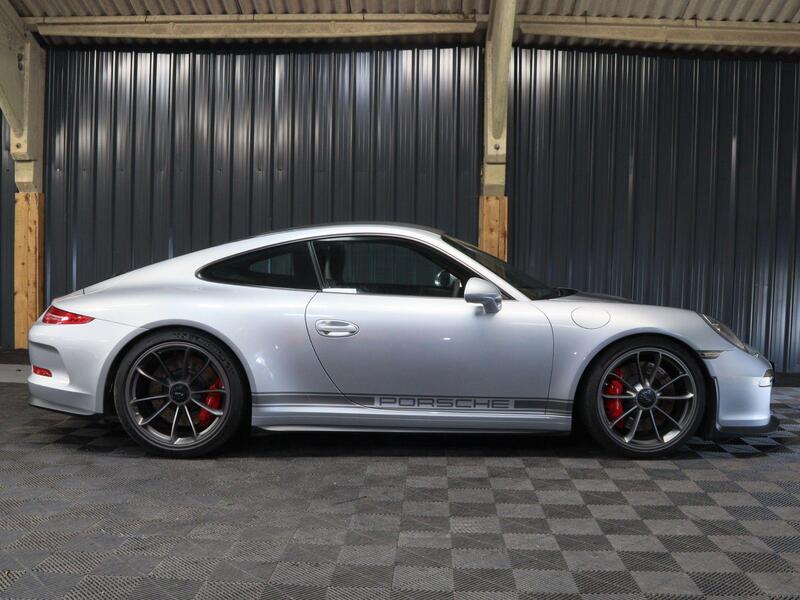 Porsche 911 view 16