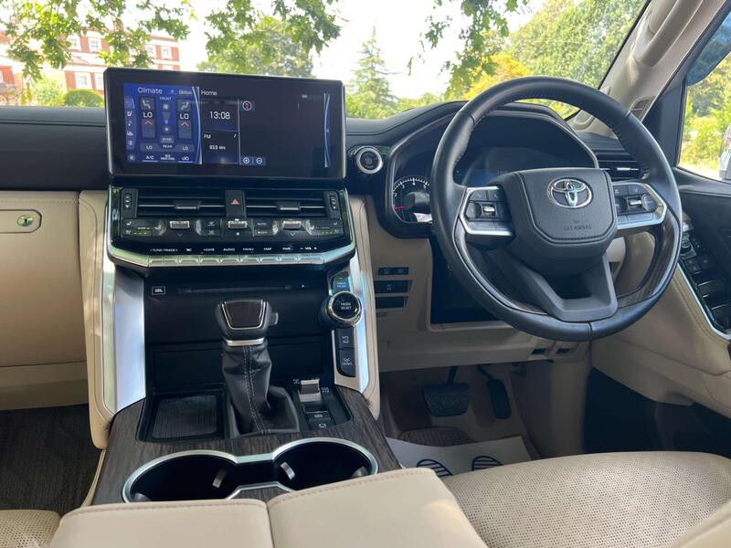 Toyota Land Cruiser view 3