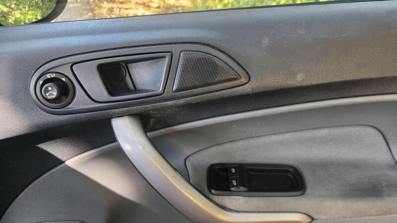 2009 Ford Fiesta — photo 40