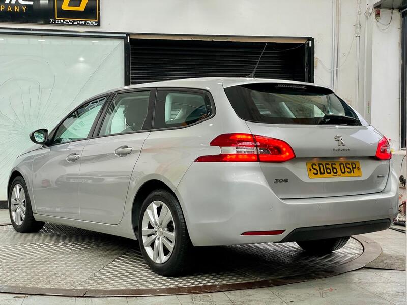 Peugeot 308 SW view 3
