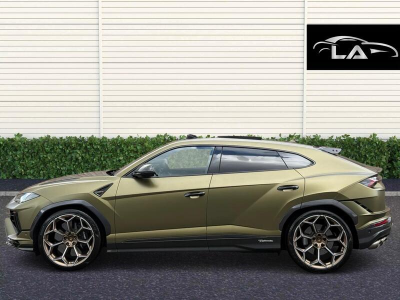 Lamborghini Urus view 3