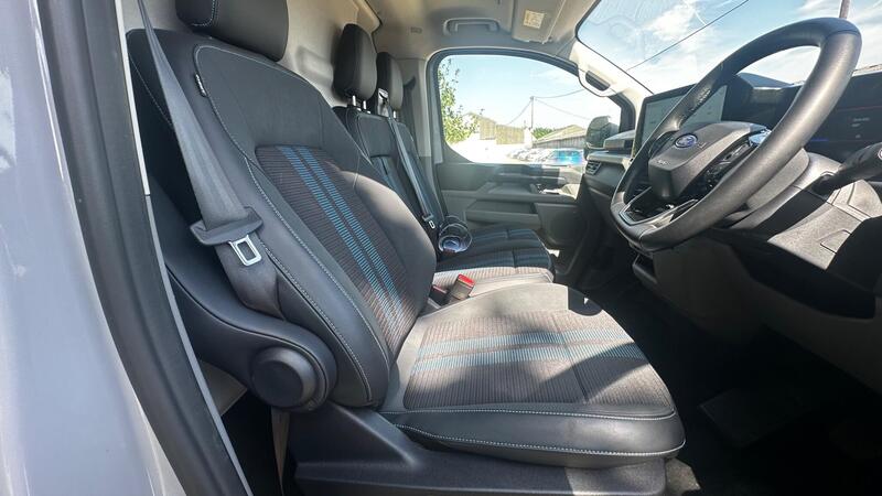 2025 Ford E-Transit Custom — photo 15