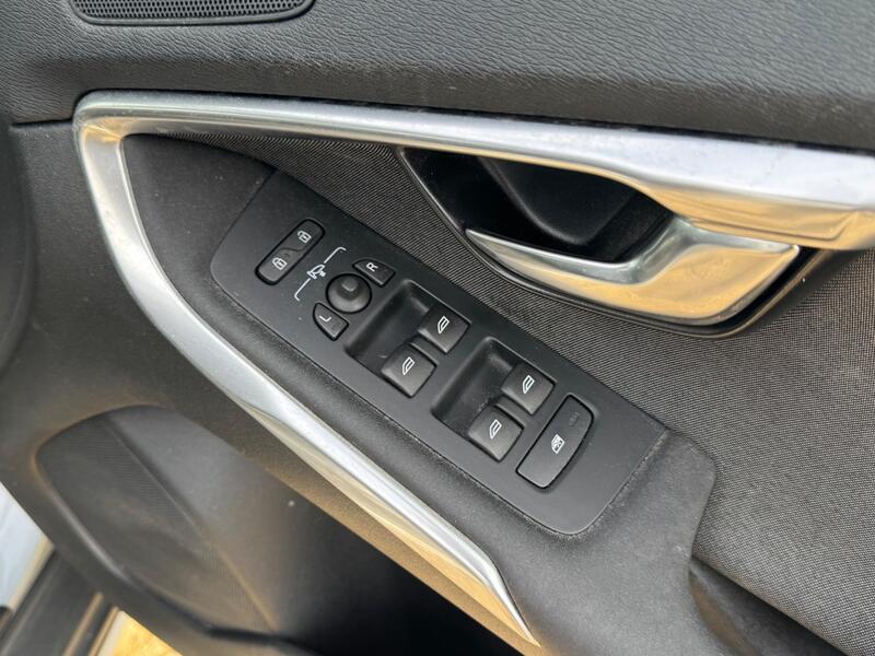 Volvo V40 Cross Country view 13