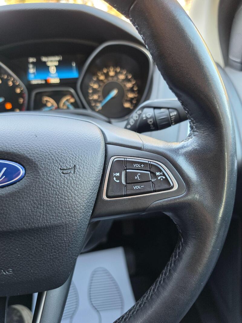 Ford Focus 1.6 Titanium Powershift Euro 6 5dr thumbnail 32