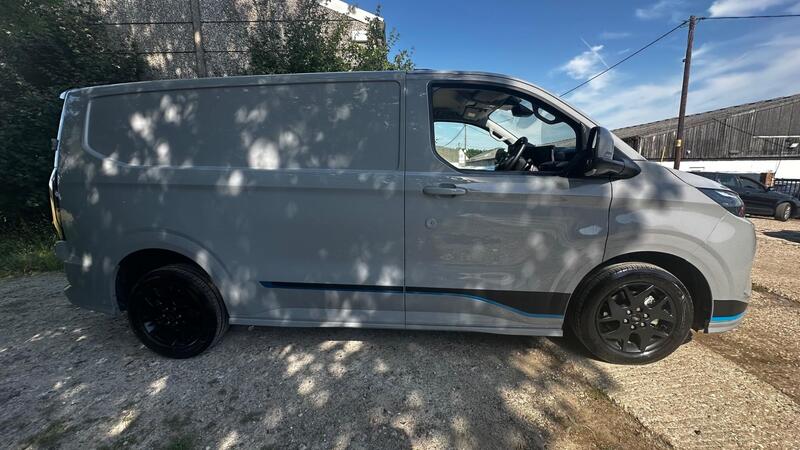 2025 Ford E-Transit Custom — photo 12
