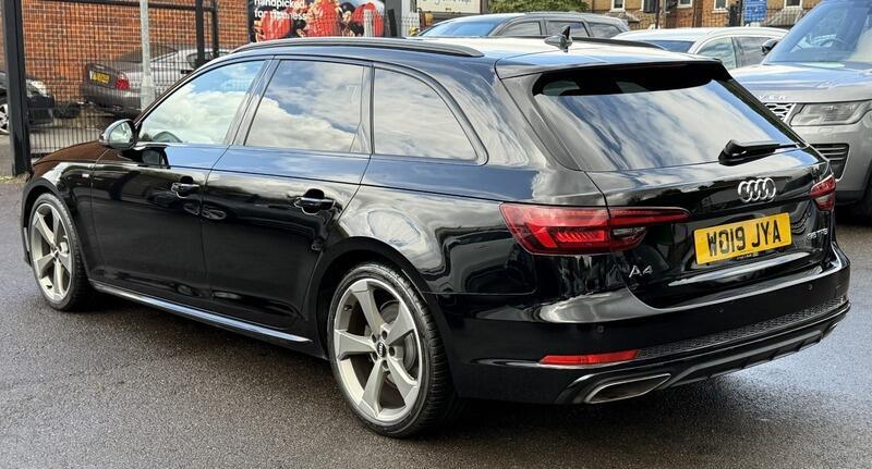 Audi A4 Avant view 3