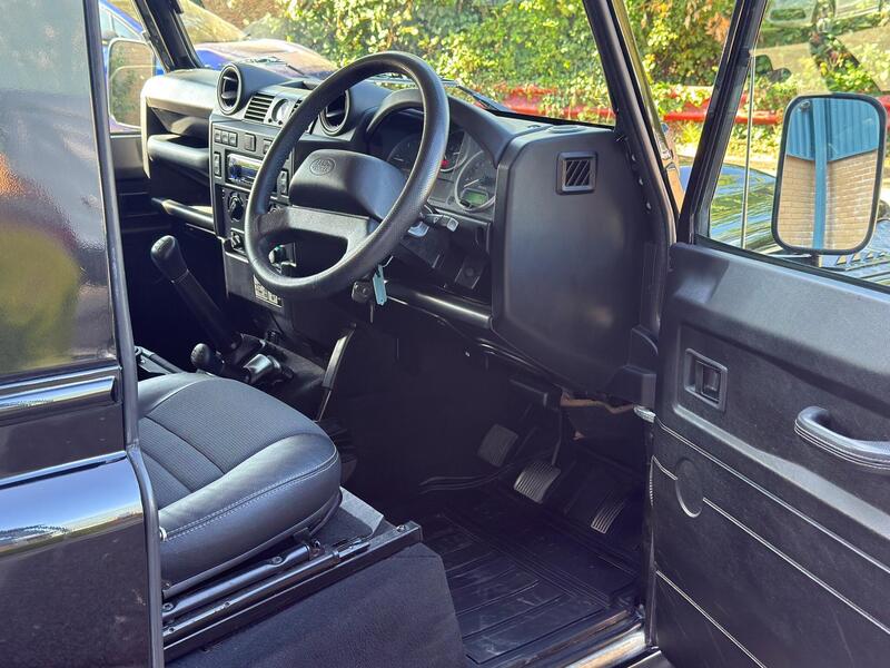 Land Rover Defender 90 view 2