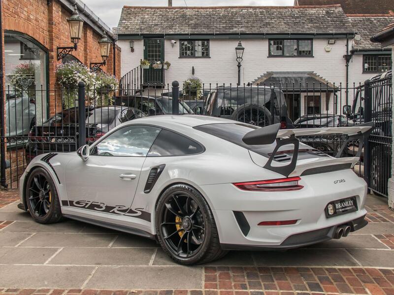 Porsche 911 view 7