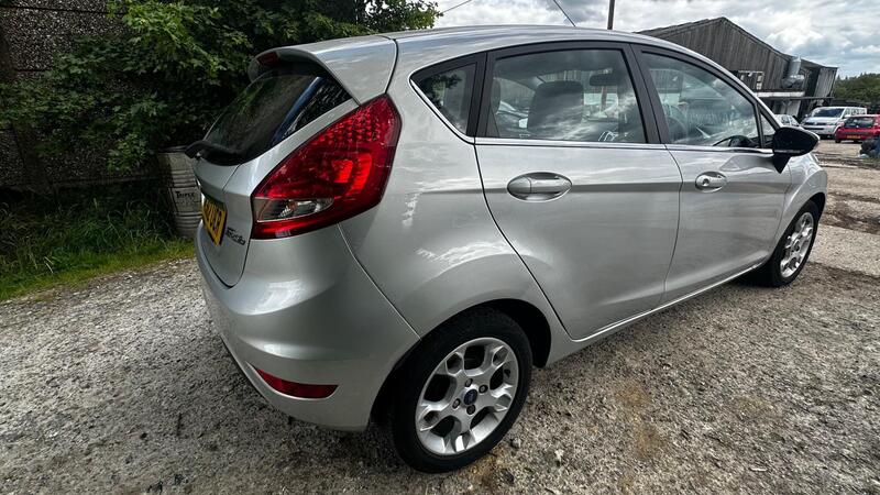 2012 Ford Fiesta — photo 8