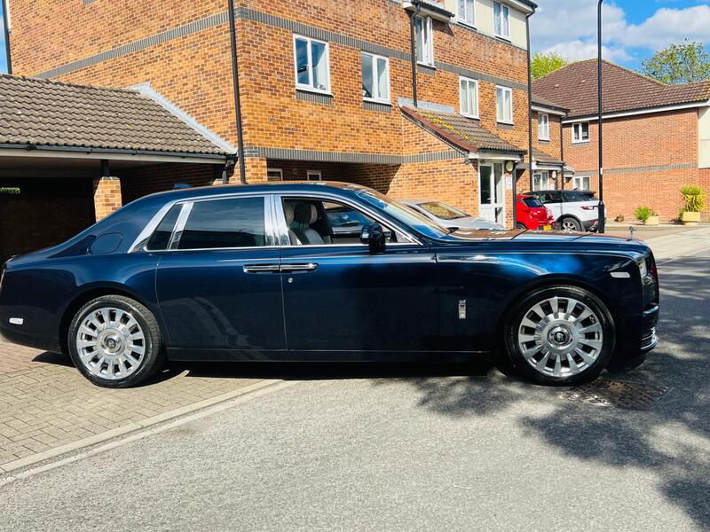 Rolls-Royce Phantom view 4