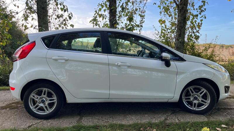 2013 Ford Fiesta — photo 12