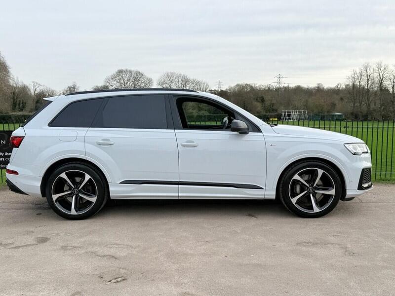 Audi Q7 view 4