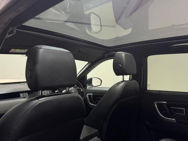 Land Rover Discovery Sport view 3