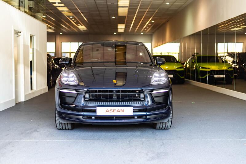 Porsche Macan view 3