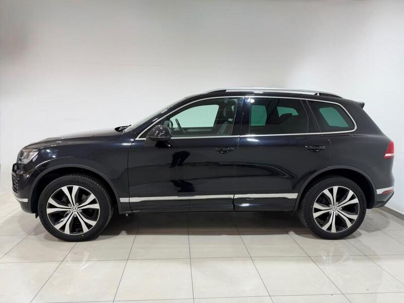 Volkswagen Touareg view 6