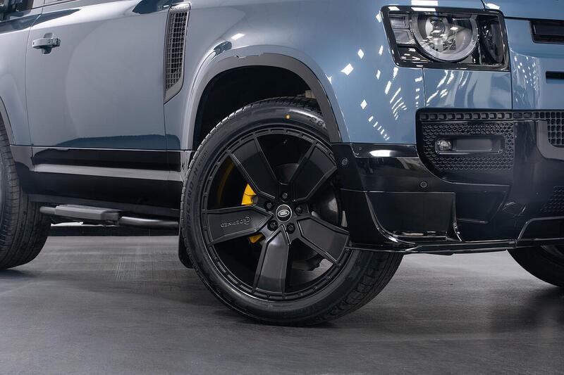 Land Rover Defender 90 view 2