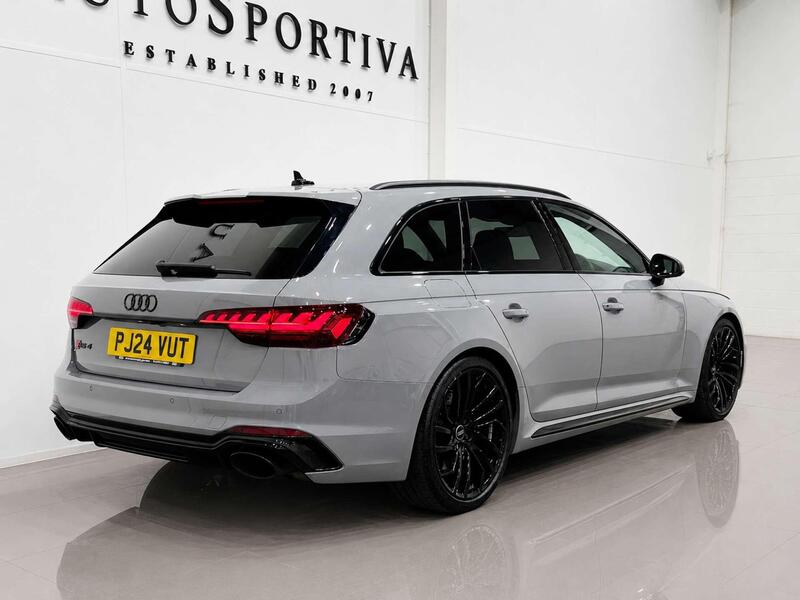 Audi RS4 Avant view 4