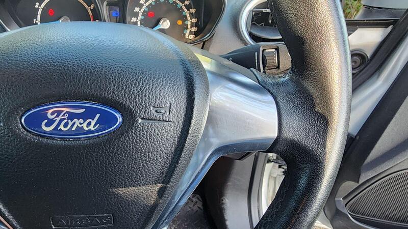 2015 Ford Fiesta — photo 32