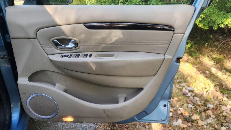 2010 Renault Scenic — photo 46