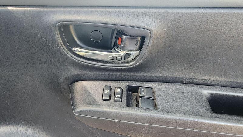 2012 Toyota Yaris — photo 40