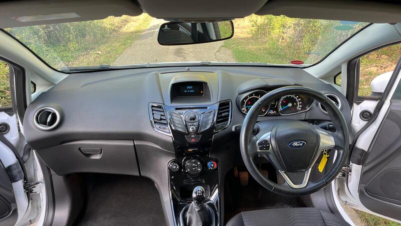 2013 Ford Fiesta — photo 24